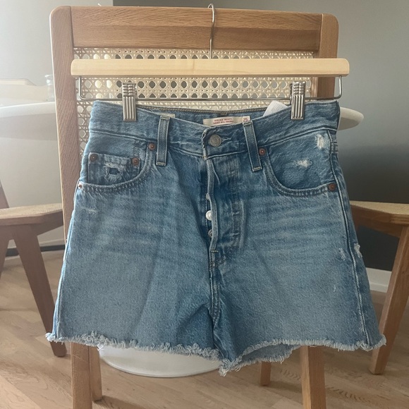 Levi’s Ribcage Short - Picture 3 of 5